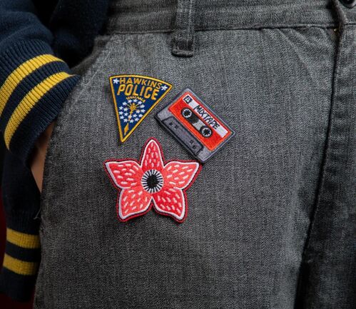 Conjunto de pins Stranger Things 7 parches de poliéster