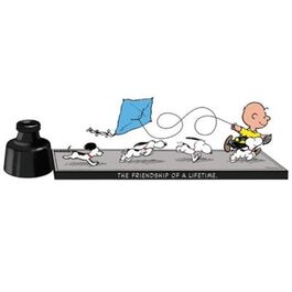 Figura Charlie Brown corriendo con Snoopy