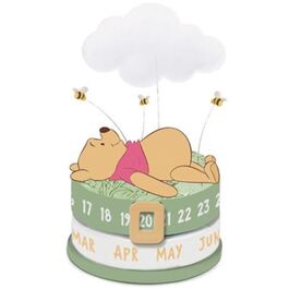 Calendario perpetuo Winnieh the Pooh tumbado sobre el cesped