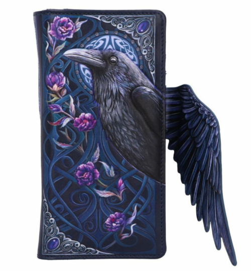 Cartera tarjetero con ilustraciones - Ravens Flight. Cuenta con varias secciones para tarjetas y un compartimento grande para dinero. Está fabricada en PU y tiene unas dimensiones de 19 x 10 x 3cm.