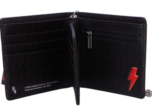 Cartera tarjetero con ilustraciones de AC/DC Highway to Hell. Cuenta con varias secciones para tarjetas y un compartimento grande para dinero. Está fabricada en PU y tiene unas dimensiones de 11 x 11 cm.