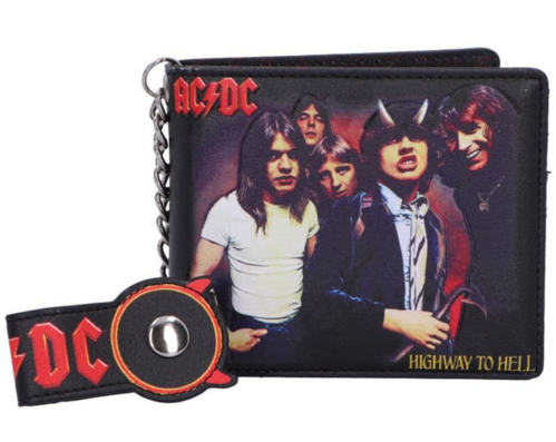 Cartera tarjetero con ilustraciones de AC/DC Highway to Hell. Cuenta con varias secciones para tarjetas y un compartimento grande para dinero. Está fabricada en PU y tiene unas dimensiones de 11 x 11 cm.