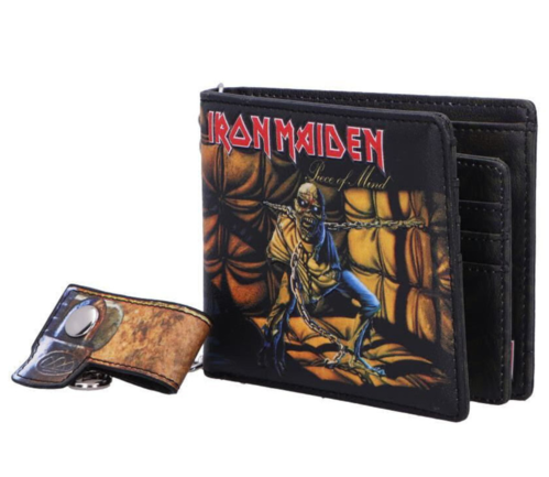 Cartera tarjetero con ilustraciones de Iron Maiden Piece of Mind. Cuenta con varias secciones para tarjetas y un compartimento grande para dinero. Está fabricada en PU y tiene unas dimensiones de 11 x 11 cm.