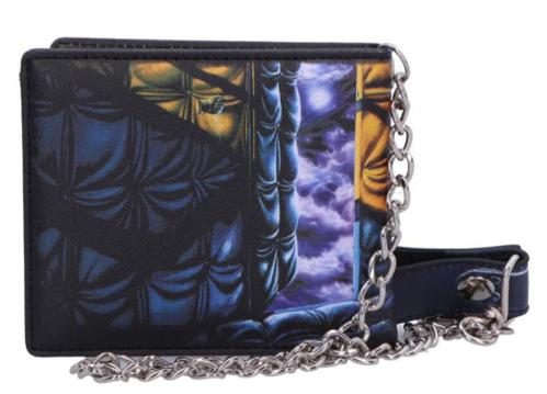 Cartera tarjetero con ilustraciones de Iron Maiden Piece of Mind. Cuenta con varias secciones para tarjetas y un compartimento grande para dinero. Está fabricada en PU y tiene unas dimensiones de 11 x 11 cm.