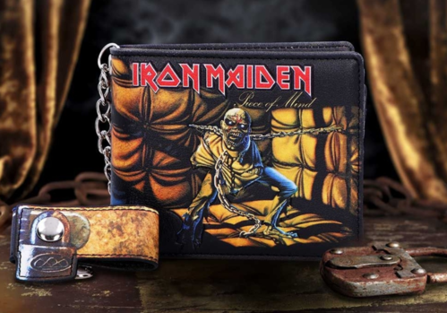 Cartera tarjetero con ilustraciones de Iron Maiden Piece of Mind. Cuenta con varias secciones para tarjetas y un compartimento grande para dinero. Está fabricada en PU y tiene unas dimensiones de 11 x 11 cm.