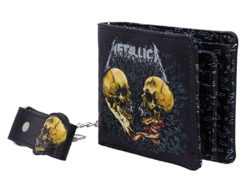 Cartera tarjetero con ilustraciones de Metallica - Sad But True. Cuenta con varias secciones para tarjetas y un compartimento grande para dinero. Está fabricada en PU y tiene unas dimensiones de 9 x 11 cm.