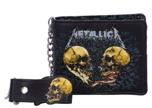 Cartera tarjetero con ilustraciones de Metallica - Sad But True. Cuenta con varias secciones para tarjetas y un compartimento grande para dinero. Está fabricada en PU y tiene unas dimensiones de 9 x 11 cm.