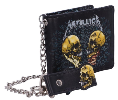 Cartera tarjetero con ilustraciones de Metallica - Sad But True. Cuenta con varias secciones para tarjetas y un compartimento grande para dinero. Está fabricada en PU y tiene unas dimensiones de 9 x 11 cm.