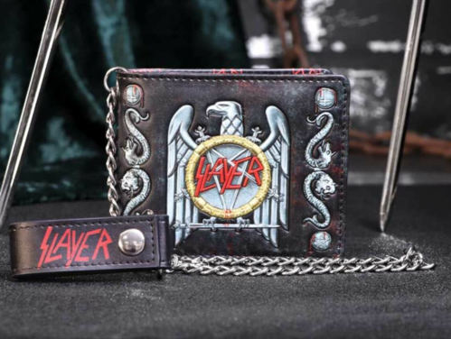 Cartera tarjetero con ilustraciones de Slayer. Cuenta con varias secciones para tarjetas y un compartimento grande para dinero. Está fabricada en PU y tiene unas dimensiones de 9 x 11 cm.