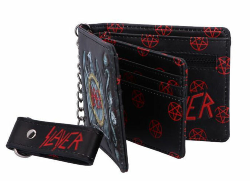 Cartera tarjetero con ilustraciones de Slayer. Cuenta con varias secciones para tarjetas y un compartimento grande para dinero. Está fabricada en PU y tiene unas dimensiones de 9 x 11 cm.