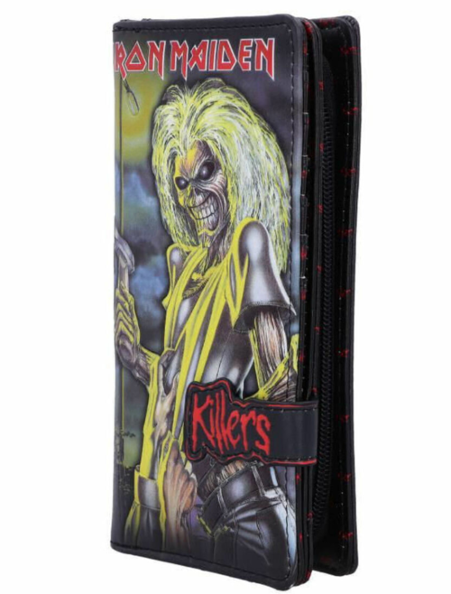 Cartera tarjetero con ilustraciones de Iron Maiden. Cuenta con varias secciones para tarjetas y un compartimento grande para dinero. Está fabricada en PU y tiene unas dimensiones de19 x 10 x 3 cm.