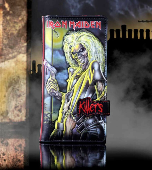 Cartera tarjetero con ilustraciones de Iron Maiden. Cuenta con varias secciones para tarjetas y un compartimento grande para dinero. Está fabricada en PU y tiene unas dimensiones de19 x 10 x 3 cm.